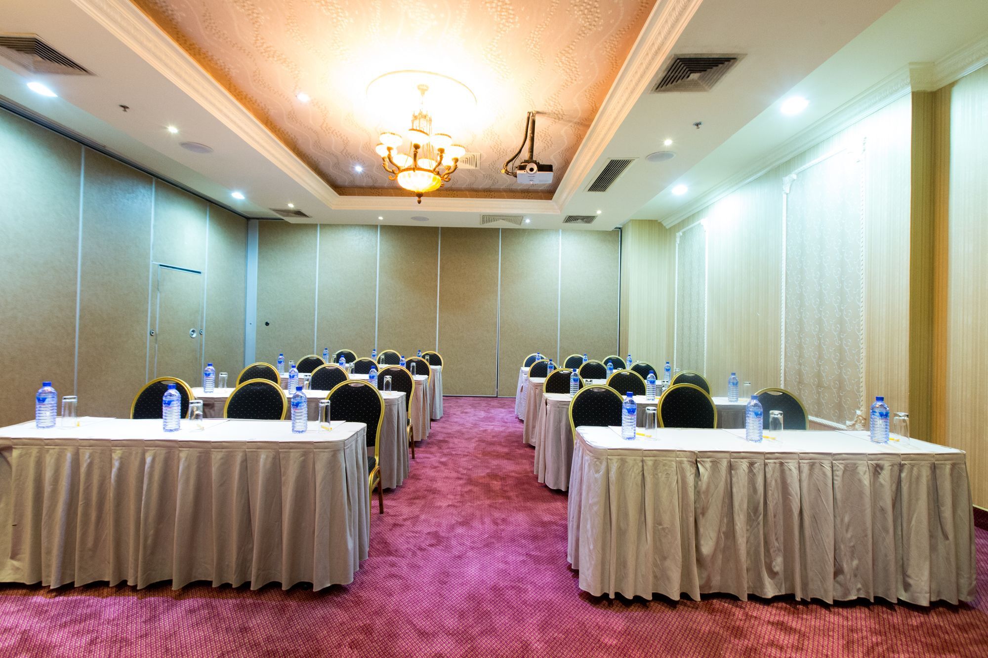 Victoria Crown Plaza Hotel Лагос Екстериор снимка